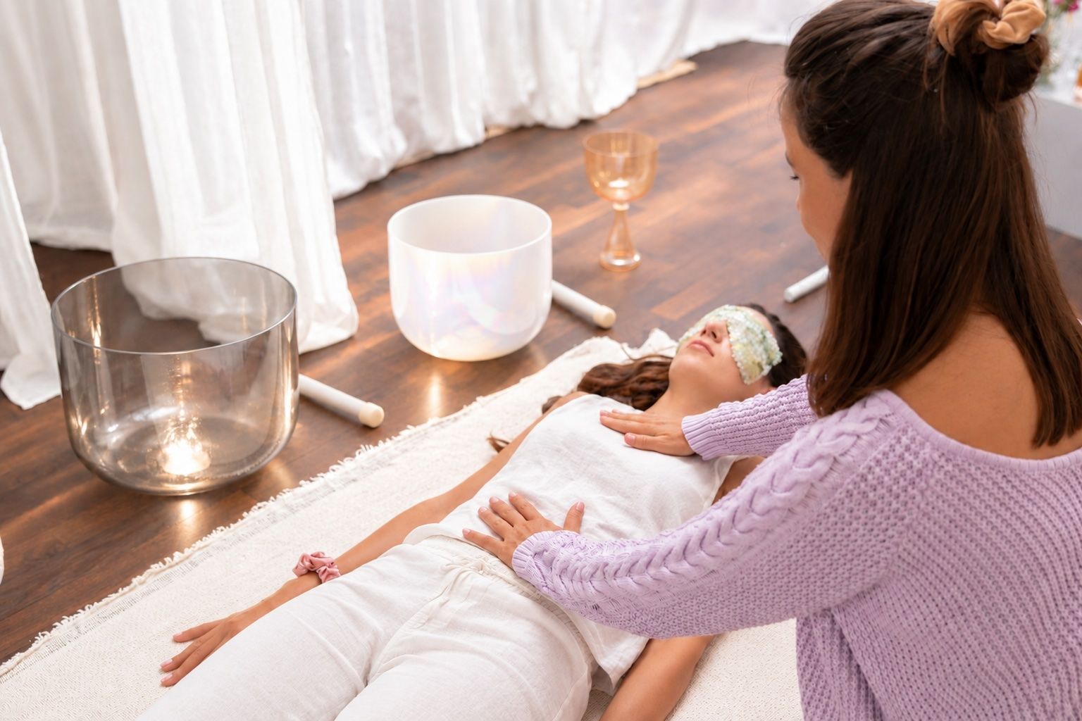 Reiki und Klangschalen während einer Behandlung